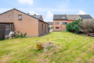 Genesteld in het charmante Temse biedt deze ruime halfopen woning een uitstekende opportuniteit voor wie op zoek is naar een gezinswoning met veel potentieel en ruimte voor persoonlijke inrichting. Met een vraagprijs van €395.000 vormt deze eigendom een interessante investering op een gegeerde locatie. De woning beschikt over een royale bewoonbare oppervlakte van ongeveer 184 m² (gebaseerd op informatie uit het EPC) en is gelegen op een perceel van 410 m².<br />De woning bevindt zich momenteel in een op te frissen staat, wat toelaat de eigen smaak te integreren terwijl ze kunnen genieten van de degelijke constructie en de doordachte indeling.<br />Op het gelijkvloers bevindt zich een uitnodigende inkomhal die toegang geeft tot een volledig uitgeruste, aparte keuken, een ruime leefruimte , een praktische berging en een badkamer.<br />Op de bovenverdieping bevinden zich vier ruime slaapkamers, variërend van 12 m² tot 19 m². Daarnaast is er een tweede badkamer.<br />De zolderverdieping biedt bijkomend potentieel. De woning is voorzien van dubbele beglazing en rolluiken in alle kamers.<br />Gelegen in een gegeerde buurt van Temse geniet deze woning van een rustige omgeving, terwijl winkels, voorzieningen en belangrijke verbindingswegen zich vlakbij bevinden.<br />Verder beschikt de woning over een garage van 30 m² alsook een ruime oprit, wat zorgt voor veilige parkeergelegenheid op eigen terrein.<br />EPC: 380 kwh/m2 jaar<br />Stedenbouwkundige inlichtingen: geen verkavelingsvergunning, woongebied, geen voorkooprecht, geen gerechtelijke herstelmaatregel of bestuurlijke maatregel opgelegd, geen renovatieverplichting<br />Geen overstromingsgevoelig gebied, P- score: A, G- score: A<br />Bruikbare vloeroppervlakte volgens het EPC: 184 m2<br />Contacteer Apers Taghnee voor meer informatie of een persoonlijke rondleiding:<br /><strong>📧 taghnee@ocvastgoed.be of via + 32 475 42 89 58</strong><br />