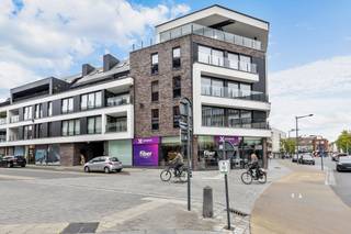 Voor meer info of een bezoek, bel 053 59 49 33 - UNIEKE AANBIEDING - Op een absolute toplocatie in het centrum van Ninove bevindt zich dit recente...