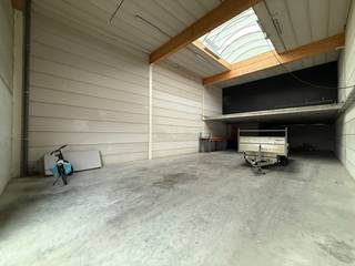 Deze bedrijfsruimte omvat een magazijnruimte van 256 m² waarvan 45 m² mezzanine. Het magazijn is uitgerust met een polybetonvloer, lichtstraat...