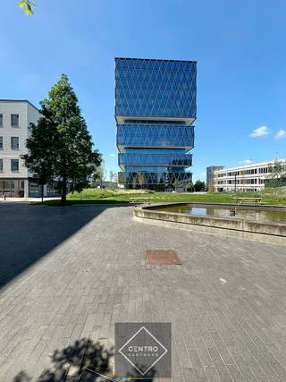 Westwing Tower werd ontworpen door het toonaangevende architectenbureau B2Ai en is BREAAM-excellent gecertificeerd !<br /><br /><u><strong>INDELING:</strong></u><br /><strong>Gelijkvloers: </strong>Gemeenschappelijke inkomhal met trap/lift en lounge.<br /><strong>Derde verdieping:</strong>  Open kantoorruimte reeds voorzien om wanden in te plaatsen: boven het vals plafond zijn de akoestische onderbrekingen reeds voorzien, u kan de ruimten scheiden naar eigen smaak (glas, valse wanden,...) - nutsvoorzieningen voor plaatsing keuken/kitchenette  - voorziening voor serverlokaal - sanitair (dames en heren).<br /><br /><u><strong>AFWERKING: </strong></u><br />Schilderklaar - kantoorvloer waarop u tapijttegels kan plaatsen naar eigen smaak - verstevigingen voorzien voor plaatsing valse wanden - vloerdozen.<br /><br /><u><strong>NUTSVOORZIENINGEN:</strong></u> <br />Elektriciteit, stadswater, riolering, AIRCO (warme en koude lucht).<br /><br /><u><strong>TROEVEN:</strong></u><br />- Het aanbod aan diensten en faciliteiten is – naast het ruime parkeeraanbod - ongetwijfeld een van de grootste troeven van het park. Zo werd er 4-sterren Mercure business hotel geopend met alle mogelijke voorzieningen, zoals een restaurant, opleidings- en vergaderzalen, conferentieruimtes, een fitness en zelfs een auditorium. Daarnaast vallen ook de talrijke hotspots in de directe omgeving van het park duidelijk in de smaak van de residenten. Het zijn dan ook stuk voor stuk extra’s die het leven van de residenten makkelijker maken.<br />- Op vandaag telt Westwing Park meer dan 50 bedrijven die samen 1.000 medewerkers tewerkstellen. Deze ondernemingen zijn zowel lokale KMO’s als nationale en internationale bedrijven die de voordelen van onze regio, strategische ligging en vlotte bereikbaarheid dagelijks ondervinden.<br /><br /><u><strong>LIGGING:</strong></u><br />De redenen achter de populariteit van Westwing Park hoeven we niet ver te zoeken.<br />Het park bevindt zich namelijk op een vlot bereikbare ligging, centraal in de provincie op de as Kortrijk-Brugge E403-A17.<br />Westwing Park geniet van een perfecte ontsluiting voor wagen, fiets en bus.<br /><br /><u>* Bijzonderheden:</u><br />- 2 ondergrondse parkeerplaatsen mét laadpalen (€ 52.000) en 4 bovengrondse op de parkeertoren (€ 70.000) mee aan te kopen.<br />- Prijzen te verhogen met BTW.  Deze kantoorruimte is ook TE HUUR.<br />- Modulaire ruimte (indeling naar uw eigen wens of behoefte).<br />- Het BREEAM Excellent-certificaat garandeert bovendien dat dit gebouw voldoet aan de hoogste normen in kantoorvastgoed.<br />- Westwing Tower is 57m hoog, telt 13 verdiepingen, 109 ondergrondse en 384 bovengrondse parkeerplaatsen en bestaat uit 14.500m²  kantoorruimte.<br />- Onze referentie: <strong>Q0790 </strong>op <strong>www.centro.be </strong>of contacteer ons via <strong>050/70.01.02</strong> voor meer inlichtingen.<br /><br /><strong>CENTRO | BEDRIJFSVASTGOED </strong>is reeds 25 jaar <u>gespecialiseerd in de bemiddeling van commercieel- en bedrijfsvastgoed in West- en Oost-Vlaanderen.</u><br /><strong>Wilt u ook weten hoeveel uw bedrijfsgebouw waard is?</strong><br />Contacteer ons vrijblijvend voor een marktconforme waardebepaling van uw pand. 