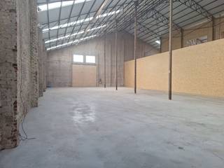 Cet entrepôt d'environ 620 m² est facilement accessible grâce à un espace extérieur pavé d'environ 160 m² en façade. Spécifications :- portail sectionnel automatique- force motrice (3x400V)- sol en polybéton (23 cm d'épaisseur)- toit rénové (isolé)- 2 toilettes- raccordement à l'eau- Éclairage LEDL'entrepôt est situé dans une zone destinée aux petites et moyennes entreprises et aux entrepôts, compatible avec le cadre de vie. Vous recherchez un bien immobilier commercial composé d'un entrepôt à louer à Lendelede ? N'hésitez pas à nous contacter au 051 21 22 23.