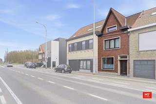 Bent u op zoek naar een ruime woning op wandelafstand van alle voorzieningen, met een uitstekende bereikbaarheid? Dit pand combineert een centrale ligging met een aangename rust en privacy, dankzij de uitbouw en de diepe tuin. Verder beschikt de woning over <strong>conforme elektriciteit, een gunstig EPC en slechts één asbestmateriaal (schouwbuis).</strong><br /><br /><strong>Indeling van het pand </strong>
<ul>
	<li>Gelijkvloerse verdieping: inkomhal (8 m²), ruime en lichtrijke woonkamer (28 m²) met voldoende plaats voor een bureau of speelhoek. Aansluitend bevindt zich de eetkamer (23 m²) met de keuken (21 m²), uitgerust met een koelkast met vriesvak, oven en gasfornuis. Verder is er op het gelijkvloers een badkamer (7 m²) met ligbad, douche, toilet en enkelvoudig wasmeubel. De badkamerspiegel is voorzien van infraroodverwarming, wat perfect samengaat met de aanwezige zonnepanelen.</li>
	<li>Eerste verdieping: nachthal (4 m²) en twee volwaardige slaapkamers (20 m² en 14 m²), beide voorzien van maatkasten.</li>
	<li>Tweede verdieping: twee extra slaapkamers (17 m² en 12 m²) die nog verder afgewerkt kunnen worden naar eigen smaak.</li>
	<li>Kelderverdieping: droge kelder (18 m²).</li>
</ul>
<br /><strong>Kenmerken</strong>

<ul>
	<li>Zonnige tuin met praktische buitenberging</li>
	<li>Verwarming op aardgas, aangevuld met infraroodverwarming in combinatie met 12 zonnepanelen</li>
	<li>Waterverzachter</li>
</ul>
<br />Benieuwd naar de indeling? Check zeker <strong>onderstaande video. </strong><br />Link: https://youtube.com/shorts/43Yfwdr-tW4?feature=share<br /><br />Meer informatie of een vrijblijvend bezoek? Contacteer Eden op 0470 43 78 21 of mail info@minthus.be