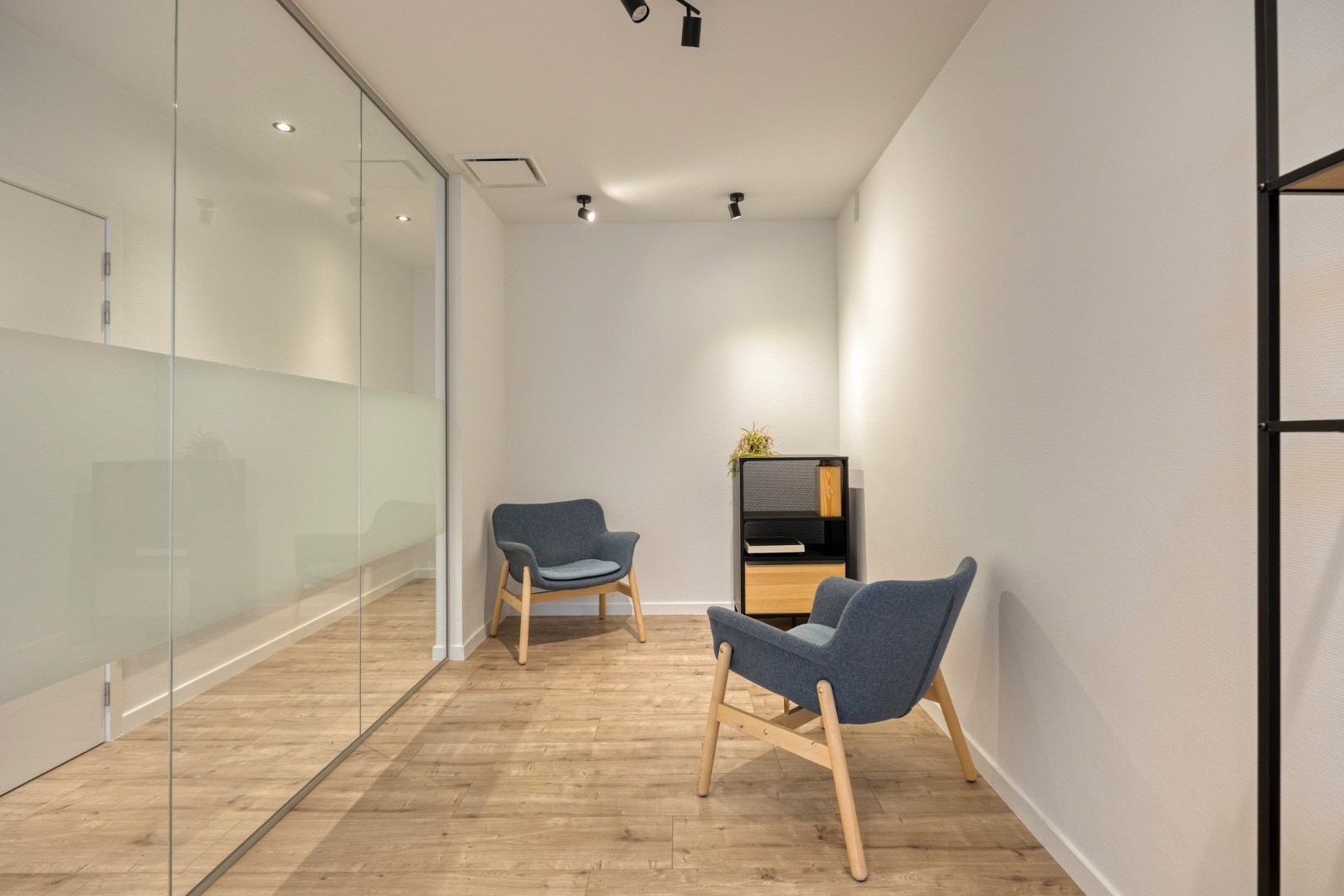 Building met handelspand en duplexappartement met 3 slpk. nabij het centrum van Leopoldsburg - foto 4