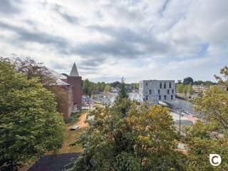<p><span>Prachtig instapklaar 1- slaapkamerappartement met ruim zonneterras en garagebox in hartje Mortsel</span></p><p><span>Welkom in dit stijlvolle en moderne appartement, gelegen in een recente residentie met lift, midden in het bruisende centrum van Mortsel. Dit instapklare appartement combineert een hoogwaardige afwerking, veel natuurlijk licht en optimaal wooncomfort. Bovendien is een ruime afgesloten garagebox inbegrepen in de huurprijs.</span></p><h3><span>Indeling</span></h3><p><span>Bij het betreden van het appartement komt u terecht in de ruime leefruimte met grote schuiframen die uitgeven op een prachtig terras van ca. 30 m². Dankzij de uitstekende oriëntatie geniet u hier van een indrukwekkend uitzicht en volop natuurlijk licht.</span></p><p><span>De open keuken is volledig uitgerust met moderne inbouwtoestellen en beschikt over een centraal kookeiland met een werkblad in betonlook. De combinatie van warme houtaccenten en een strak design zorgt voor een stijlvolle en gezellige uitstraling.</span></p><p><span>De moderne badkamer is afgewerkt met kwaliteitsvolle materialen en voorzien van een ruime inloopdouche met glazen wand en hoogwaardig sanitair. Daarnaast is er een apart gastentoilet en een praktische berging.</span></p><p><span>Het appartement beschikt over één volwaardige slaapkamer die uitgerust met een ruime ingebouwde spiegelkast die zowel elegantie als extra opbergruimte biedt. De</span></p><p><span>bureau kamer is voorzien van ingemaakte kast. Het royale terras is bereikbaar vanuit zowel de leefruimte als de slaapkamers en vormt een heerlijke plek om te ontspannen en te genieten van het open uitzicht.</span></p><p><span>Op niveau -1 bevindt zich een ruime afgesloten garagebox, inbegrepen in de huurprijs.</span></p><h3><span>Ligging</span></h3><p><span>Het appartement maakt deel uit van een recente residentie met lift en is gelegen in een aangename, groene en voetgangersvriendelijke omgeving. Winkels, scholen, openbaar vervoer en andere dagelijkse voorzieningen bevinden zich op wandelafstand, waardoor u geniet van een uitstekende bereikbaarheid.</span></p><h3><span>Troeven</span></h3><ul><li><span>Instapklaar en modern afgewerkt appartement</span></li><li><span>Ruim terras van ca. 30 m² met prachtig open uitzicht</span></li><li><span>Veel natuurlijke lichtinval</span></li><li><span>Volledig uitgeruste open keuken</span></li><li><span>Praktische berging</span></li><li><span>Vloerverwarming</span></li><li><span>Lift aanwezig</span></li><li><span>Ruime afgesloten garagebox inbegrepen in de huurprijs</span></li><li><span>Centrale ligging in het centrum van Mortsel</span></li><li><span>Gunstig EPC</span></li></ul><p><span>Onmiddellijk beschikbaar</span></p>