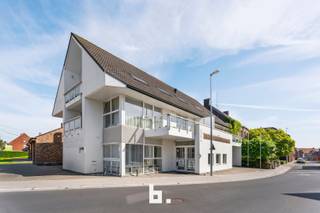 Ben je op zoek naar een ruime, onmiddellijk bruikbare kantoorruimte op een toplocatie? Dan is dit uitstekend gelegen handelspand in het hart...