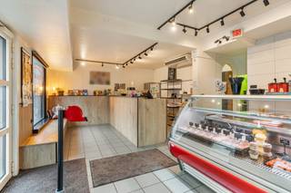 <strong>Goed draaiende handelszaak met achtergelegen woonst en tuin van 224 m². Dit op een zeer commerciële ligging op de Grote Markt van Westerlo. EPC Label-C | Elektriciteit conform</strong><br /><br /><strong>Ligging:</strong> Op de Grote Markt van het mooie en groene Westerlo met voldoende parkeergelegenheid voor de deur. Scholen, winkels, horeca en openbaar vervoer op wandelafstand.<br /><br /><strong>Indeling: -1: </strong>Kelder<strong> 0: </strong>handelszaak met uitgeruste keuken, koelcel, toilet | Woning met inkomhal, gastentoilet, leefruimte, keuken, eetplaats <strong>+1: </strong>3 slaapkamers, badkamer<strong> +2: </strong>zolder met vaste trap <strong>tuin:</strong> met 2 terrassen en berging.<br /><br /><strong><strong>Beschrijving: </strong></strong>
<p>Al jaar en dag wordt dit handelshuis uitgebaat als de gekende en goed draaiende broodjeszaak ’t Krokantje. Vooraan op de Grote Markt bevindt zich de ingang van de volledig uitgeruste zaak. Deze omvat het winkelgedeelte met saladette, koeltoog, werkbank,... Achteraan bevindt zich de uitgeruste keuken en een ruimte met koelcel. Ook een toilet is aanwezig.</p>
<p>Achter de winkel ligt het woongedeelte. Dit bestaat uit een inkomhal met gastentoilet en aansluitend de leefruimte met zit- en eethoek.<br />De halfopen keuken werd zeer recent vernieuwd en amper gebruikt. Ze beschikt over alle nodige en hedendaagse toestellen. Vanuit de keuken is er toegang tot de kelder.</p>
<p>Zowel vanuit de keuken als de leefruimte is er verbinding met de aangelegde tuin. Twee gezellige terrasjes en de aangelegde borders maken het hier aangenaam vertoeven.</p>
<p>Op de eerste verdieping bevinden zich drie slaapkamers. Ook de badkamer met douche in bad, lavabomeubel en toilet is hier terug te vinden.</p>
<p>Een vaste molenaarstrap brengt ons naar de zolderverdieping. Deze is ruim en loopt over de volledige breedte van de woning.</p>
<p>Droom jij al jaren van een eigen zaak? Kom zeker eens kijken. Ook interessant voor investeerders.</p>
<p>Voor meer info of een bezoek ter plaatse kan je contact opnemen via <strong>014/95 37 50</strong>.</p>
<p><strong>Bijzondere informatieplicht:</strong><br />Omgevingsvergunning stedenbouwkundige handelingen uitgereikt; woongebied; geen rechterlijke herstelmaatregel of bestuurlijke maatregel opgelegd; geen voorkooprecht ruimtelijke ordening; geen omgevingsvergunning voor het verkavelen van gronden.</p>
<strong></strong>