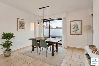 <strong>Ruime bel-étage met garage in hartje Rumbeke</strong><br /><br />Deze ruime en instapklare bel-étage is centraal gelegen in het centrum van Rumbeke en combineert comfortabel wonen met een uitstekende bereikbaarheid. Dankzij de doordachte indeling, moderne technieken en tal van troeven is dit een ideale woning voor wie ruimte en energiezuinigheid belangrijk vindt.<br />Op het gelijkvloers bevindt zich de inkomhal, een praktische berging en een zeer ruime garage voorzien van ingemaakte kasten, ideaal voor extra opslag.<br />De eerste verdieping vormt het leefgedeelte en geniet van veel natuurlijk licht. Hier vindt u een gastentoilet, een zonnig terras, een lichtrijke open keuken met eetruimte en aansluitend een gezellige woonkamer met open haard – perfect voor aangename momenten met familie en vrienden.<br />Op de tweede verdieping bevinden zich twee volwaardige slaapkamers, een recent vernieuwde badkamer met inloopdouche, een apart toilet en een technische ruimte die tevens dienst kan doen als extra berging. De derde verdieping beschikt over een zolderruimte, geschikt voor opslag.<br /><br /><strong>Troeven van deze woning:</strong>
<ul>
	<li>Centrale ligging in Rumbeke</li>
	<li>Zonnig terras</li>
	<li>Garage met ingemaakte kasten</li>
	<li>Warmtepomp + Zonnepanelen (10 panelen van 400 W, geplaatst in 2023)</li>
	<li>Energiezuinig en comfortabel wonen</li>
</ul>
Deze bel-étage biedt een unieke combinatie van ruimte, comfort en duurzaamheid in het centrum. Zeker een bezoek waard!<br /><br />Wacht niet te lang om deze unieke kans te grijpen. Kom het zelf ontdekken en ervaar de verschillende mogelijkheden die deze woning te bieden heeft. Wij staan klaar om u te verwelkomen in uw toekomstige droomhuis! Bel ons vrijblijvend op voor een bezoek en info. Wij begeleiden u graag met de glimlach op zoek naar uw droomwoning &amp; commercieel pand. T. 051 62 40 40.