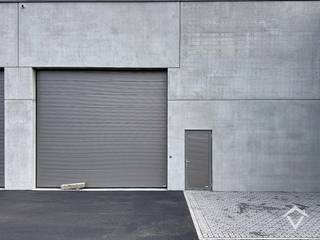 Nieuwe geïsoleerde KMO-unit te Aartrijke met een oppervlakte van 256 m² en 1 private parkeerplaats. <br /><br />Deze loods met brandklasse C heeft een oppervlakte van 256 m² en een vrije hoogte van +/- 6 m,. <br /><br />Deze UNIT bestaat uit: een sectionaalpoort van 4,50 m op 4,50 m, een afzonderlijke toegangsdeur, lichtstraat met rookluik, een regenwaterput van 6500 liter en een sceptische put. <br /><br />Alle nutsvoorzieningen, zoals water / elektriciteit / internet komen binnen in de unit. Er is ook een mogelijkheid om later zonnepanelen te plaatsen op de dakstructuur. <br /><br />Dit project is strategisch gelegen te Aartrijke, vlot bereikbaar en op korte afstand van Torhout, Ruddervoorde en de E403. Het bedrijventerrein is ideaal voor kleine en middelgrote ondernemingen die op zoek zijn naar een functionele, duurzame en goed bereikbare uitvalsbasis in West-Vlaanderen.<br /><br />Interesse? Neem contact met ons op voor meer info of een bezoek ter plaatse.