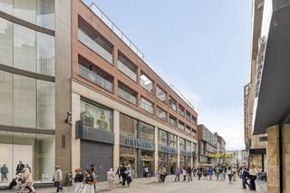 In de levendige wijk van de Nieuwstraat, de voetgangerszone, en de Wolvengracht, in de Nieuwstraat 11A te Brussel, vind je dit ruime...
