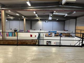 Magazijnruimte van 1080m² met kantoor van 308m², Unit 5A, te Kontich.Ruime parking rondom het gebouw.Goed gelegen Unit op ca. 2km van de op- en afrit...