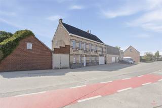 <p>Deze karaktervolle dorpswoning uit het begin van de 20ste eeuw biedt een unieke kans voor wie op zoek is naar ruimte, authenticiteit én ontwikkelingspotentieel. Gelegen op een perceel van ca. 1.709 m² combineert deze eigendom een royale buitenruimte met een woning vol mogelijkheden en een bijgebouw.</p><p>De woning werd ongeveer 30 jaar geleden deels aangepast, maar dient vandaag grondig gerenoveerd te worden. Dit biedt de mogelijkheid om het pand volledig naar eigen smaak en volgens hedendaagse comfortnormen in te richten, met behoud van zijn charmante uitstraling.</p><p>Daarnaast biedt het perceel, onder voorbehoud van de geldende stedenbouwkundige voorschriften en vergunningen, interessante mogelijkheden voor projectontwikkeling, zoals het realiseren van meerdere gezinswoningen.</p><p>Indeling<br />Gelijkvloers: inkomhal – garage met toilet – eetkamer – keuken – living<br />1ste verdieping: badkamer – 3 slaapkamers<br />Zolder: bergzolder via bijgebouw te betreden<br />Buiten: tuin – terras – bijgebouw (2 verdiepingen) – garage – bergruimtes</p><p>Technische info:<br />- Bewoonbaar oppervlakte van 186 m² exclusief de zolder en bijgebouwen<br />- CV op mazout <br />- elektriciteit niet conform <br />- EPC label F <br />- Watertoets: perceelscore A, gebouwscore A<br />- De vermelde bewoonbare oppervlakte betreft de bruto oppervlakte.</p><p>Meer informatie of een bezoek? Contacteer Els: 0496/10.65.76 of els@heritagevastgoed.be</p><p>Een ideale opportuniteit voor wie een woning volledig naar eigen hand wil zetten op een ruim perceel met karakter.<br /><br /> </p>