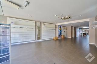 Zeer mooi handelspand te koop in de drukke Kerkstraat in bruisend Lommel. Deze winkelstraat ligt midden in het centrum en heeft een hoge...