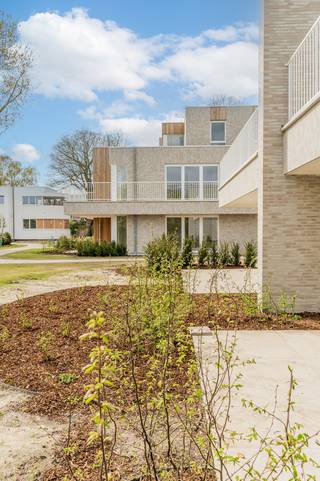 Centraal gelegen in de Leopoldstraat 18-20 te Rijkevorsel op een domein van ca. 5.600m² waarop thans de modernistische erfgoedvilla ‘De Patrijs’ reeds staat, werden bijkomend 2 urban villa’s gerealiseerd. <br /><br />Dit bijzonder villa appartement bevindt zich op de begane grond van Urban Villa B en biedt een uniek groen uitzicht en een uitzonderlijke privacy . De eigenaar beschikt over zowel een overdekt terras als een openlucht terras omgeven door de prachtig aangelegde parktuin.<br /><br />Dit uitzonderlijk appartement beschikt over 2 slaapkamers en is voorzien van een geothermische warmtepomp met vloerverwarming. De hoge graad van isolatie en de combinatie met individuele zonnepanelen maakt van deze woning een voorbeeld van energie zuinigheid.<br /><br />De afwerking werd zorgvuldig en hoogwaardig gekozen met o.a. een moderne ingerichte keuken met kook eiland afgewerkt met composiet en toestellen van AEG.<br />Een plafondhoge steellook deur tussen woonkamer en gang zorgt voor een mooi detail en de uitzonderlijke hoge deuren van maar liefst 2.35m gecombineerd met de hoge plafonds van 2.7m zorgen voor een extra gevoel van ruimte.<br /><br />Veel lichtinval wordt gegarandeerd door de vele kamerhoge ramen. De berging naast de keuken is bijzonder ruim.<br />Het appartement is zeer snel beschikbaar voor zij die bv van een woning naar een appartement wensen te verhuizen. Tevens als belegging een goede keuze.<br /><br />In de ondergrondse garage is er een grote fietsenstalling inbegrepen in de prijs. De ondergrondse parkeerplaats is verplicht bij aan te kopen.<br />6% BTW mogelijk onder voorwaarden.<br /><br />‘Het project is rustig gelegen, recht tegenover de basisschool en op een boogscheut van het gemeentehuis en het dorpsplein.’<br />Hierdoor zal u in ‘Parkdomein De Patrijs’ in alle stilte en rust komen wonen.<br /><br /><span><strong>Voor een bezoek ter plaatse kan U vrijblijvend een afspraak maken op kantoor.</strong></span>
