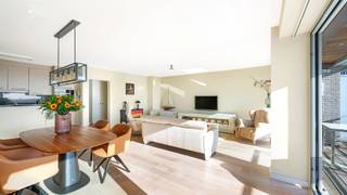 Groot appartement met 2 slaapkamers en een schitterend terras in de residentie Slipway te Zeebrugge. Een verzorgde residentie gebouwd in 2007, gelegen op de Rederskaai met een mooi panoramisch zicht over de jachthaven. <br /><br />De woonkamer met een gevelbreedte van 7m25 ligt perfect gericht naar de zon en geniet van een aangenaam zicht. Aansluitend aan de leefruimte een schitterend terras met voldoende ruimte voor het plaatsen van een tafel en/of ligstoelen. De keuken is open en volledig ingericht met alle nodige apparatuur. Achteraan het appartement twee ruime volwaardige slaapkamers beiden voorzien van maatkasten. Ook de badkamer is verzorgd en voorzien van een douche. In de inkomhal ingemaakte kasten en een gastentoilet. <br /><br />Een appartement op een leuke ligging en aangename zichten en dit in een gebouw waar ook de gemene delen netjes verzorgd zijn. Het terras is een grote troef, de indeling is doordacht en er is voldoende bergruimte aanwezig. Er is de mogelijkheid om één of zelf twee garageboxen aan te kopen op de gelijkvloerse verdieping van het gebouw. <br /><br />Meer informatie of een vrijblijvend bezoek? Contacteer Willem Cauwels: 050/89.27.70