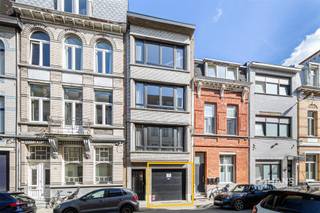 <p><span>Dit magazijn maakt onderdeel uit van een kleinschalig gebouw in de August Sniedersstraat in Antwerpen 2060. Een centrale ligging vlak bij Park Spoor Noord en met een vlotte verbinding naar het centrum van Antwerpen en de belangrijkste invalswegen.</span></p><p><span>Het magazijn heeft een oppervlakte van circa 87 m² en is rechtstreeks toegankelijk vanaf de straat via een brede sectionaalpoort. Binnen krijg je een langgerekte, grotendeels open ruimte die zich flexibel laat gebruiken voor opslag, stalling of andere professionele doeleinden.</span></p><p><span>Achteraan zorgen twee lichtkoepels voor natuurlijke lichtinval en ook is er een apart toilet aanwezig.</span></p><p><span>Op zoek naar een praktische opslag- of werkruimte op een centrale locatie in Antwerpen? Kom dan zeker eens kijken!</span></p><p><span>Bewoonbare opp. 87 m² ref.: bruto. Voor meer info of een gratis schatting surf naar www.hansimmo.be</span></p><p><span> </span></p>