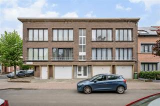 In een rustige straat in het centrum van Merksem ontdek je dit verzorgd appartement op de tweede verdieping van een kleinschalig gebouw.Dankzij de...