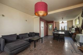 Charmante woning met drie slaapkamers en gezellige tuin te Willebroek centrum!<br /><br />Deze charmante woning biedt tal van mogelijkheden voor wie op zoek is naar een gezellige gezinswoning die men volledig naar eigen smaak kan renoveren en inrichten.<br /><br />Via de inkomhal betreedt men de woonkamer die aansluit op de keuken achteraan de woning. Op het gelijkvloers bevindt zich eveneens een apart toilet en een badkamer uitgerust met een lavabo, ligbad en aansluitingen voor wasmachine en droogkast.<br /><br />Verder beschikt de woning over een polyvalente ruimte/atelier van ca. 13 m², ideaal als hobbyruimte, werkatelier of extra bergruimte. Via deze ruimte heeft men toegang tot de gezellige achtertuin.<br /><br />De tuin van ca. 53 m² vormt een aangename buitenruimte om tot rust te komen en beschikt bovendien over een praktisch tuinhuis van ca. 9 m².<br /><br />Op de eerste verdieping bevinden zich twee slaapkamers (16 m² - 14 m²) en een ruime derde slaapkamer (16 m²).<br /><br />Dankzij de solide basis, de praktische indeling en de leuke buitenruimte vormt deze woning een uitstekende opportuniteit voor jonge gezinnen die op zoek zijn naar een woning met potentieel op een gunstige ligging in het centrum van Willebroek.<br /><br />142m² bewoonbare oppervlakte (cfr EPC).<br /><br />Renovatieverplichting van toepassing (renovatie naar minimaal label D binnen 6 jaar na aankoop).<br /><br />Wenst u een bezoek of meer informatie? Dan kan u ons steeds contacteren via info@dvarealestate.be of via 03/297.00.00.