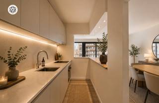 Te koop: Prachtig gerenoveerd appartement op TOPligging Oostende!
In één van de meest gegeerde straten van Oostende, op amper 100 meter van het strand, bevindt zich dit volledig gerenoveerde appartement.
Het appartement werd met oog voor detail en kwalitatieve materialen vernieuwd, waardoor u hier geniet van een instapklaar en zorgeloos wooncomfort.
Wat maakt dit pand uniek?
Via de inkomhal bereikt u twee volwaardige slaapkamers, een stijlvol vernieuwde badkamer en een apart toilet. Verder komt u in de lichtrijke leefruimte met open keuken, waar u geniet van een aangenaam zicht over de stad. De open keuken vormt een echte blikvanger: een nieuwe Dovy-keuken met composiet werkblad en kwalitatieve toestellen waarop nog garantie van toepassing is.
Een extra troef zijn de twee terrassen, zowel aan de voor- als achterzijde van het appartement, waardoor u op elk moment van de dag van een buitenruimte geniet.
Daarnaast bestaat de mogelijkheid om een staanplaats met berging in de residentie bij aan te kopen voor € 25.000.
Voor wie is dit ideaal?
Ideaal voor wie op zoek is naar een instapklaar appartement aan zee, als vaste woonst, tweede verblijf of investering op toplocatie.
Te koop via Immo Beguin, jouw vastgoedexpert sinds 2009, met kantoren in Ronse, Waregem, Kortrijk, Deinze, Doornik en Lessines.
Meer info of bezoek aanvragen via: arne@immobeguin.be