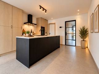 Energiezuinige totaalrenovatie (A) met 3 slaapkamers, garage én zuid-gerichte tuin met uitweg (incl 8 zonnepanelen &amp; vloerverwarming)<br /><br />Bent u op zoek naar een energiezuinige en volledig gerenoveerde woning (2026) met garage en een vlotte bereikbaarheid via de N36 en E403?<br />Dan is deze topper met alle moderne comfort een echte buitenkans! <br /><br />Dit prachtig gerenoveerde pand (2026) met een bewoonbare oppervlakte van 158m2 combineert stijl, kwaliteit en duurzaamheid en is volledig instapklaar.<br />Dankzij de doordachte renovatie, functionele indeling en de uitstekende EPC-score (65 kWh/m2) woont u hier niet alleen comfortabel, maar ook betaalbaar en energiezuinig.<br /><br />De woning is uitgerust met comfortabele vloerverwarming en 8 zonnepanelen met 3.640 Wp.<br /><br /><u>Een warme thuis met een praktische indeling</u><br />Bij het binnenkomen verwelkomt de inkomhal u meteen in een sfeervol geheel. Het gastentoilet en de handige, meer dan functionele berging/wasplaats bieden extra comfort.<br />De volledig geïnstalleerde keuken (SMEG-toestellen) met eiland en royale opbergruimte is een echte eyecatcher. Hier kunt u gezellig koken en tafelen met familie en vrienden. Grenzend aan de keuken bevindt zich de ruime lichtrijke leefruimte, waar u geniet van een prachtig zicht op de tuin.<br /><br />De volledig afgesloten tuin met nieuwe omheining biedt volop privacy en vormt de ideale plek om in alle rust van zonnige dagen op het terras te genieten. Achteraan bevindt zich een praktische garage met sectionale poort, aangevuld met een extra uitweg via een afzonderlijk poortje. De garage en achterliggende toegang zorgen bovendien voor extra parkeer- en gebruiksgemak.<br /><br /><u>Ruimte en comfort op de verdiepingen</u><br />Op de eerste verdieping bevindt zich de nachthal met apart toilet, twee volwaardige slaapkamers en een knappe badkamer met inloopdouche, ligbad en dubbele wastafel.<br />De tweede verdieping (te bereiken via vaste trap) beschikt over een derde slaapkamer.<br /><br /><u>Duurzaam en toekomstgericht wonen</u><br />Deze woning is niet alleen stijlvol en instapklaar, maar ook toekomstgericht, met reeds voorziene leidingen voor de installatie van een warmtepomp. Dankzij de zonnepanelen (3.640 Wp), de regenput en de vloerverwarming geniet u van een lage energiefactuur. Bovendien is de woning asbestveilig en voldoet ze aan alle moderne normen. Een vlotte bereikbaarheid naar het centrum &amp; invalswegen biedt deze eigendom een perfecte mix van rust en mobiliteit.<br /><br />Een buitenkans in zijn prijsklasse!<br />Deze kwalitatief gerenoveerde woning is een unieke opportuniteit voor wie op zoek is naar betaalbaar, energiezuinig en instapklaar wonen. Laat u verrassen door de materiaalkeuze en het comfort van deze topper.<br /><br />* Bepaalde afbeeldingen zijn digitaal gevisualiseerd en geven een indruk van hoe de woning kan worden ingericht. <br /><br />EPC 65 kWh/m2  (A-Label) <br />Asbestveilig<br /><br />+ Gunstig gelegen gezinswoning met parkeermogelijkheden in de straat<br />+ Aantrekkelijk EPC 65 kWh/m2 (A-Label)<br />+ 8 Zonnepanelen met 3.640Wp<br />+ Geïsoleerd volgens de huidige normen (vloerplaat, plat dak, hellend dak, ...)<br />+ Ruime bewoonbare oppervlakte van 158m2<br />+ Totaalrenovatie in 2026<br />+ Videofoon<br />+ Vloerverwarming<br />+ Regenput voorzien<br />+ Leidingen warmtepomp voorzien<br /><br />KOOP DEZE TOPPER RECHTSTREEKS VAN DE EIGENAAR!<br /><br />0495/56.37.99<br /><br />DEZE WONING WORDT VERKOCHT ZONDER VASTGOEDMAKELAAR!<br /><br />Ook beslist om uw eigendom te verkopen? Bespaar de makelaar dankzij onze reeds bewezen succesformule.