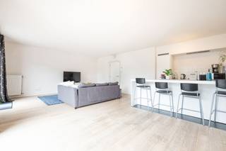 À deux pas de l’OTAN, dans un immeuble récent de 2012, découvrez ce bel appartement de ± 81 m², alliant confort moderne, fonctionnalité et luminosité.<br /><br />Dès l’entrée, un hall de jour avec WC invités mène vers un agréable séjour de ± 40m², baigné de lumière et ouvert sur une cuisine américaine équipée, idéale pour partager des moments conviviaux au quotidien. L’appartement dispose également d'une chambre à coucher, d’une salle de bains, d’une buanderie ainsi que de deux belles terrasses de ± 14m² chacune, parfaite pour profiter d’un extérieur en toute tranquillité.<br /><br />Le bien est complété par des équipements appréciables tels que des placards intégrés, la vidéophonie, une cave n° 21 et un emplacement de parking intérieur n° 10, proposé en supplément au prix obligatoire de 20.000 €.<br /><br />Actuellement loué 1.072€/mois, cet appartement représente aussi une belle opportunité d’investissement. Bail de 9 ans en cours depuis le 15/08/2018.<br /><br />Charges : ± 120 €/mois comprenant l’assurance, le syndic, les communs et l’entretien.<br />PEB : B-<br /><br />Un bien soigné, pratique et bien situé, idéal pour habiter ou investir dans un environnement recherché.<br /><br />Mesures données à titre indicatif.