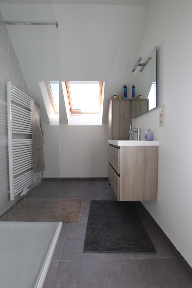 Recent appartement met lift en ruim terras op de tweede verdieping op centrale locatie in Wijnegem! - foto 5