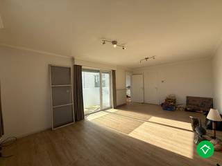 Ruim appartement in een kleine residentie op het tweede verdiep, in één zeer gunstige, centrale ligging te centrum Roeselare. Dit niet ver van De Spil, de winkelstraat, winkels, scholen en veel meer.<br /><br />De indeling is als volgt: gemeenschappelijke hal - trap - lift - inkomhal - apart toilet - badkamer met recent vernieuwde douche - wasberging - keuken met aanpalend terras - aparte berging - lichtrijke living met extra terras - twee volwaardige slaapkamers en twee zonnige terrassen. Ook is er een kelderberging inbegrepen (verdiep -1).<br /><br />Er is de mogelijkheid om één garage bij te kopen, (zeer ruime garage!)<br /><br />Troeven: <br />- Gunstige EPC-score (C), geen renovatieverplichting! <br />- Centrale ligging kortbij het centrum<br />- Residentie beschikt over een lift<br /><br />Voor meer info of vragen neem gerust contact op! louis@vastgoedsinnaeve.be - 0493/40 13 30!