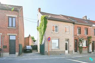 Gerenoveerde halfopen eengezinswoning met <strong>drie slaapkamers en twee badkamers</strong> gelegen op een perceel van 360 m² met extra opslagruimte (ca. 60 m² via eigen opmeting) achteraan het perceel. De bewoonbare oppervlakte bedraagt 144 m² (volgens EPC-attest). Uitstekende bereikbaarheid dankzij de onmiddellijke nabijheid van de Rijksweg (N36) alsook het op- en afrittencomplex E403 (Roeselare-Rumbeke). Volgende indeling: Inkomhal, ruime en lichtrijke leefruimte met zicht op de tuin, volledig geïnstalleerde keuken (gasfornuis, vaatmasmachine, dampkap, koelkast, dubbele spoelbak, oven en microgolf), badkamer (inloopdouche, toilet en wastafel) en extra bergruimte/wasplaats, met toegang tot de tuin. De eerste verdieping bestaat uit de nachthal, badkamer (ligbad, badkamermeubel en tweede toilet) en twee slaapkamers. De zolder is te bereiken via een vaste trap in de nachthal en doet momenteel dienst als derde slaapkamer. Aangename verharde tuin (W), oprit, terras, tuinberging en garagebox. Achteraan het perceel bevindt zich een opslagruimte van ca. 60m², die nog extra afwerking vereist. EPC F - Renovatieverplichting van toepassing | Decentrale verwarming op gas | HR-beglazing (Houten schrijnwerk) | Dakisolatie aanwezig (6 cm MW) | Elektrische keuring mits kleine aanpassing conform | Gelijkvloers alle leidingen vernieuwd + nieuwe vloer /leidingen centrale verwarming liggen klaar | Ideaal voor zelfstandige die extra opslagruimte nodig heeft. Meer info www.bordes.be