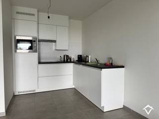 Dit appartement (C2.2) is gelegen op de 2de verdieping in de Residentie Brouwershof te Westrozebeke (Staden) en bestaat uit: inkomhal - toilet - badkamer - leefruimte - keuken - berging - 1 slaapkamer - terras - garagebox (GB1.04)<br /><br />Troeven van dit appartement: <br />- EPC-label A<br />- bewoonbare oppervlakte van 66 m²<br />- terras van 8,57 m²<br />- momenteel is het appartement met garagebox verhuurd aan 630 €/mnd<br /><br />Verkoop onder het stelsel van 21% BTW.