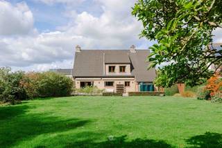 <p><span>OUDENAARDE Instapklare gezinswoning met 4 slaapkamers en zuidgerichte tuin</span></p><p><span>Ruimte, rust en een uitstekende ligging vlak bij het centrum van Oudenaarde: deze degelijke gezinswoning in tijdloze stijl combineert comfortabel wonen met een verrassend groen kader.</span></p><p><span>De woning ligt in een rustige woonwijk, op wandel- en fietsafstand van het centrum en vlak bij scholen, winkels, openbaar vervoer en belangrijke uitvalswegen. Binnen vormt de ruime living met natuurstenen schouw en houthaard het hart van de woning. Grote raampartijen zorgen voor een mooie connectie met de tuin. Aansluitend bevindt zich de royale leefkeuken van Vossaert, volledig uitgerust met toestellen van Miele en Novy.</span></p><p><span>Ook praktisch scoort deze woning bijzonder sterk: een bureau op het gelijkvloers is ideaal voor thuiswerk of vrij beroep, terwijl de aparte wasplaats, koele berging, ingemaakte kasten en zeer ruime zolder voor uitzonderlijk veel bergruimte zorgen.</span></p><p><span>Op de verdieping bevinden zich vier volwaardige slaapkamers, een badkamer met ligbad en dubbele wastafel, een afzonderlijke douchekamer en apart toilet.</span></p><p><span>Buiten wacht een volwassen, onderhoudsvriendelijke en volledig afgesloten zuidgerichte tuin. Het groen van het achterliggende park zorgt voor privacy en een aangenaam uitzicht. Het ruime terras beschikt over automatische zonnewering.</span></p><p><span>Extra troeven zijn de dubbele inpandige garage, carport, ruime oprit, airco in de leefruimte en master bedroom en een zeer recente brander.</span></p>