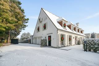 Deze stijlvolle en volledig gerenoveerde villa is gelegen op een royaal perceel met straatbreedte van +- 41m en een oppervlakte van 3.299m2.De villa...