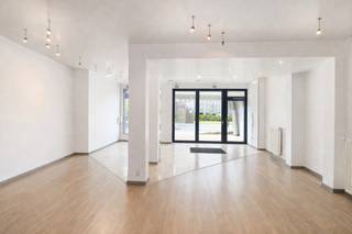 In het centrum van Sint-Niklaas, in de Kleine Laan 7–8, bevindt zich dit uitzonderlijk veelzijdige eigendom dat een unieke combinatie biedt van...