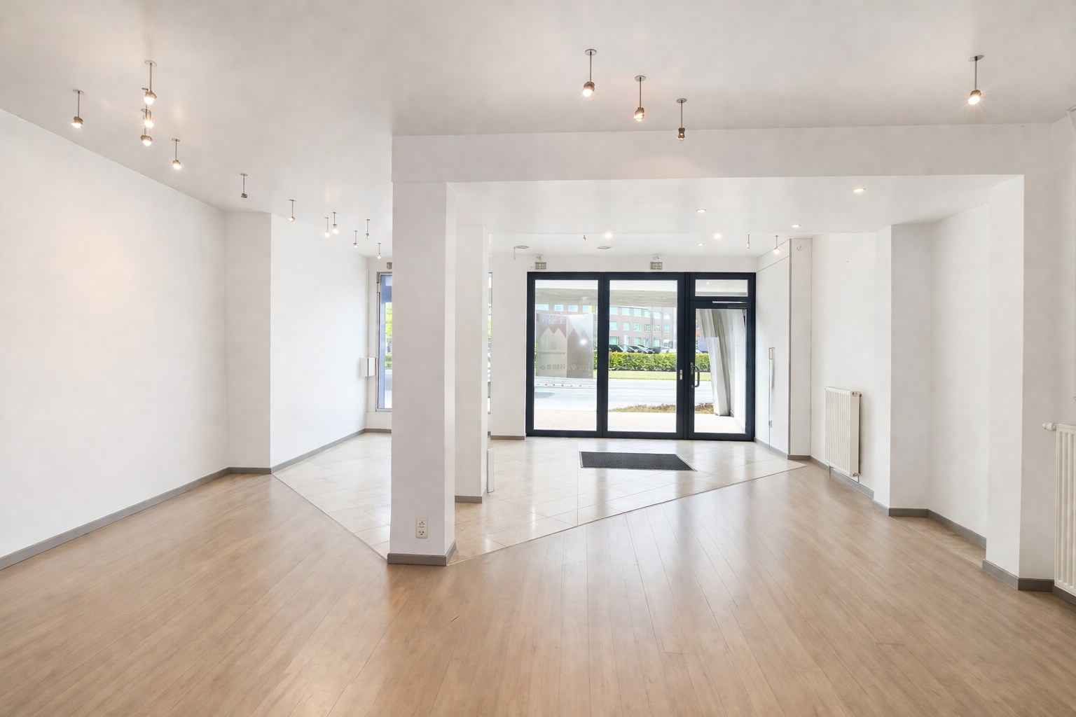 Te koop in Sint-Niklaas: uitzonderlijk handelshuis met woonst en duplex appartement, met optionele garageboxen en sterk opbrengstpotentieel - foto 3