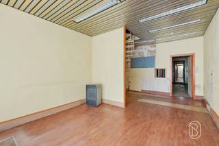 <p>TE KOOP: Handelspand met woonst en veel potentieel in Deinze.<br /><br />Op een centrale ligging in de Gentstraat 18 te Deinze bevindt zich dit veelzijdige handelspand met woonst, ideaal voor wie wonen en werken wil combineren of op zoek is naar een interessante investering.<br /><br />Het gelijkvloers beschikt over een commerciële ruimte met goede visibiliteit en tal van mogelijkheden voor winkel, kantoor, praktijk of andere zelfstandige activiteit. Dankzij de ligging geniet het pand van een vlotte bereikbaarheid en een goede passage. De woonst omvat 3 slaapkamers en biedt voldoende ruimte voor een gezin of extra bureel-/stockageruimte. Het pand dient gerenoveerd te worden, maar vormt hierdoor de ideale kans om alles volledig naar eigen smaak en noden in te richten.<br /><br />Troeven:<br />• Commerciële ligging in Deinze<br />• Handelspand met woonst<br />• 3 slaapkamers<br />• Te renoveren naar eigen smaak<br />• Ideaal voor zelfstandigen, investeerders of projectzoekers<br /><br />Bent u op zoek naar een pand met karakter en toekomstmogelijkheden? Dan is dit eigendom zeker een bezoek waard.<br /><br />Te koop via Immo Beguin, jouw vastgoedexpert sinds 2009, met kantoren in Ronse, Waregem, Kortrijk, Deinze, Doornik en Lessines.<br />Meer info of bezoek aanvragen via: marijn@immobeguin.be</p>