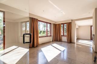 <strong>Huurprijs: 1.350 EUR per maand<br />Kosten plaatsbeschrijving zijn 50/50 te betalen door huurder en verhuurder<br />Huurwaarborg = 3 maanden huur<br />Beschikbaar: In onderling overleg<br /><br /></strong><strong>BEZOEK AANVRAGEN EN KANDIDAAT STELLEN VIA ONZE WEBSITE: www.deboerenpartners.be</strong><br />Indien u een bezoek wenst aan te vragen aan dit eigendom te huur, dan kan dit enkel via het aanvraagformulier op onze website. U zoekt het betreffende eigendom onder ons 'aanbod te huur', en klikt daarna bovenaan op 'bezoek inplannen'.<br />Daarna doorloopt u alle stappen en vult u de gevraagde gegevens in. Wij behandelen uw aanvraag binnen de 2 werkdagen en contacteren u daarna. Omwille van het grote aantal aanvragen, worden verzoeken via Immoweb, Immoscoop of Spotto niet behandeld.<br /><br /><span>Beschrijving van de woning:<br /></span>U komt binnen via de inkomhal met gastentoilet en badkamer, uitgerust met een dubbele spoelbak, douche-badcombinatie en aansluiting voor een wasmachine en droogkast. Via de glazen deur betreedt u de gezellige leefruimte met houtkachel. Dankzij de vele raampartijen geniet de woning van een aangename hoeveelheid natuurlijk licht. Bovendien zijn de ramen voorzien van rolluiken.<br /><br />De keuken is volledig geïnstalleerd en voorzien van alle nodige toestellen, waaronder een inductiekookplaat, dampkap, vaatwasser, ingebouwde oven, magnetron en koelkast.<br /><br />Op het gelijkvloers bevindt zich eveneens een aparte kamer, ideaal als slaapkamer, bureauruimte of hobbykamer.<br />Verder beschikt de gelijkvloerse verdieping over een veranda met praktische opbergkasten en een aparte berging met de technische installatie. De volledige benedenverdieping wordt verwarmd via vloerverwarming.<br /><br />Op de eerste verdieping bevinden zich een tweede toilet en de overige drie slaapkamers, waarvan meerdere voorzien zijn van ingebouwde kasten.<br /><br />Buiten geniet u van een opnieuw aangelegde tuin en een ruime vrijstaande garage, ideaal voor het parkeren van een wagen of als extra opslagruimte.<br /><br />Bijzonderheden:<br /><span>- Gunstige ligging nabij winkels, scholen en openbaar vervoer<br /></span><span>- Vrijstaande woning met veel ruimte en natuurlijke lichtinval<br /></span><span>- Opnieuw aangelegde tuin<br /></span><span>- Ruime vrijstaande garage<br /></span><span>- Vloerverwarming op het gelijkvloers</span>