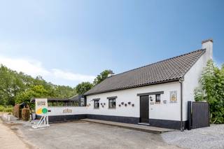 <p><strong><u>Heb je interesse en wil jij als eerste de kans grijpen om jouw droomwoning te ontdekken? We trappen onze verkoop af met een exclusieve “Avant-Première” op Vrijdag 31/07/2026 om 16.00 uur. Plan nu jouw bezoek via www.living-stone.be. De richtprijs bedraagt 340.000 euro. De biedingstermijn loopt tot en met 03/08/2026. </u></strong></p><p><strong><u>Wens je meer info? Contacteer Jan Bergé via jan.berge@living-stone.be of bel 0470/980210. Bekijk het Avant-première reglement op www.living-stone.be.</u></strong></p><p>Deze instapklare woning van 162m² op een perceel van meer dan 6a biedt een ideale combinatie van ruimte, comfort en een rustige ligging in het groene Drielinter. Hier woon je in alle sereniteit, terwijl winkels, scholen en het centrum zich op korte afstand bevinden. Dankzij de grondige renovatie in 2019 geniet je bovendien van hedendaags wooncomfort en energiezuinige voorzieningen.</p><p>Via de verzorgde inkomhal kom je binnen in een aangename leefruimte waar gezellig wonen en praktisch leven mooi samenkomen. De geïntegreerde bureauruimte maakt thuiswerken bijzonder comfortabel. Aansluitend bevindt zich de volledig geïnstalleerde keuken, voorzien van alle hedendaagse comfort. De gezellige zitkamer vormt een extra ontspanningsruimte en de ruime veranda verbindt de woning op een natuurlijke manier met de tuin. Dankzij de grote raampartijen geniet je hier het hele jaar door van veel licht en een mooi zicht op het groen.</p><p>Op het gelijkvloers bevindt zich eveneens een volledig vernieuwde badkamer met douche, ligbad en toilet. Daarnaast is er nog een afzonderlijk gastentoilet voor extra comfort.</p><p>De bovenverdieping beschikt over twee ruime slaapkamers die beide voorzien zijn van airconditioning en praktische inbouwkasten. Wie extra ruimte wenst, kan met een beperkte aanpassing eenvoudig een derde slaapkamer creëren.</p><p>Tijdens de renovatie in 2019 werd veel aandacht besteed aan comfort en duurzaamheid. Zo beschikt de woning over een pelletkachel, airconditioning, tien zonnepanelen, een vernieuwde warmwaterboiler, een moderne badkamer, een waterverzachter en een zuiveringsinstallatie voor het rioolwater. Hierdoor is de woning volledig instapklaar en klaar voor de toekomst.</p><p>Ook buiten heeft deze woning heel wat te bieden. De verzorgde tuin vormt een heerlijke plek om te ontspannen, te genieten van de rust of gezellig tijd door te brengen met familie en vrienden. De aparte garage biedt plaats aan twee wagens en bovendien zijn er meerdere buitenstaanplaatsen beschikbaar.</p><p>Zoek je een instapklare woning met tuin, dubbele garage, renovatie en uitbreidingsmogelijkheden op een rustige locatie in Drieslinter? Dan is deze eigendom zeker een bezoek waard. Neem gerust contact met ons op voor meer informatie of een bezichtiging.</p>