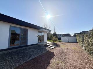 Bent u op zoek naar een aangename en lichtrijke plek om te wonen? Deze charmante halfopen bebouwing in Hasselt biedt de perfecte balans tussen...