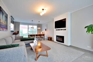 In een verkeersluwe straat nabij de dorpskern van Anzegem vinden we deze recente woning, ideaal gelegen met alle voorzieningen binnen handbereik: winkels, scholen en openbaar vervoer. <br /><br /><strong>Indeling:</strong> We betreden de woning via de inkomhal voorzien van een apart gastentoilet en rechts toegang tot de woon-en leefruimte. De sfeervolle woonkamer biedt ruimte voor een gezellige zithoek én eetplaats, met aansluitend de keuken uitgerust met kwalitatieve toestellen. Naast de keuken is er een berging voorzien met o.a. aansluiting wasmachine,... <br /><br />Op de bovenverdieping vinden we een ruime nachthal met apart toilet, <strong>3 volwaardige slaapkamers</strong> en een moderne badkamer voorzien van een dubbele wastafel, <strong>ligbad en douche</strong>. De woning is voorzien van een gezellig <strong>tuintje</strong> met terras, en er is een <strong>parkeerplaats en</strong> <strong>garagebox</strong> met automatische sectionale poort inbegrepen.<br /><br /><strong>Kenmerken: </strong>bouwjaar 2019, EPC A, CONFORME elektriciteit, 3 slaapkamers, garage, badkamer met ligbad en douche,...<br /><br />Interesse? Contacteer Els 0478 61 64 34 of els@immoroman.be