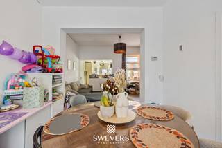 Voor meer info en foto’s, surf naar www.swevers.be – Instapklaar wonen met karakter en hedendaags comfort? Deze charmante halfopen woning in de Jaminéstraat 41 in Tongeren-<br />Borgloon combineert de authentieke uitstraling van een woning uit de periode 1875-1899 met<br />tal van recente vernieuwingen. Met een bewoonbare oppervlakte van 146 m² beschikt u over een ruime leefruimte met open keuken (51,4 m²), een praktische berging, een gastentoilet en een gezellige zuidgerichte tuin van ca. 50 m² waar u volop van de zon geniet. Op de eerste verdieping vindt u twee slaapkamers.De tweede verdieping biedt een derde slaapkamer en een ruimte badkamer. Doorheen de jaren werd de woning grondig aangepakt: in 2012 werden onder meer sanitair, gasketel en ramen vernieuwd, in 2019 werden rolluiken geplaatst en in 2025 werd airco geïnstalleerd. Extra muurisolatie na de afbraak van de aanpalende woning verhoogt het wooncomfort. De centrale ligging is een extra troef, met winkels, scholen en openbaar vervoer op wandelafstand en een vlotte verbinding naar het station en de autosnelweg. Een ideale woning voor wie op zoek is naar ruimte, comfort en een uitstekende bereikbaarheid. Voor meer informatie, bel 012 699 900. Bron bewoonbare oppervlakte: EPC- verslag.