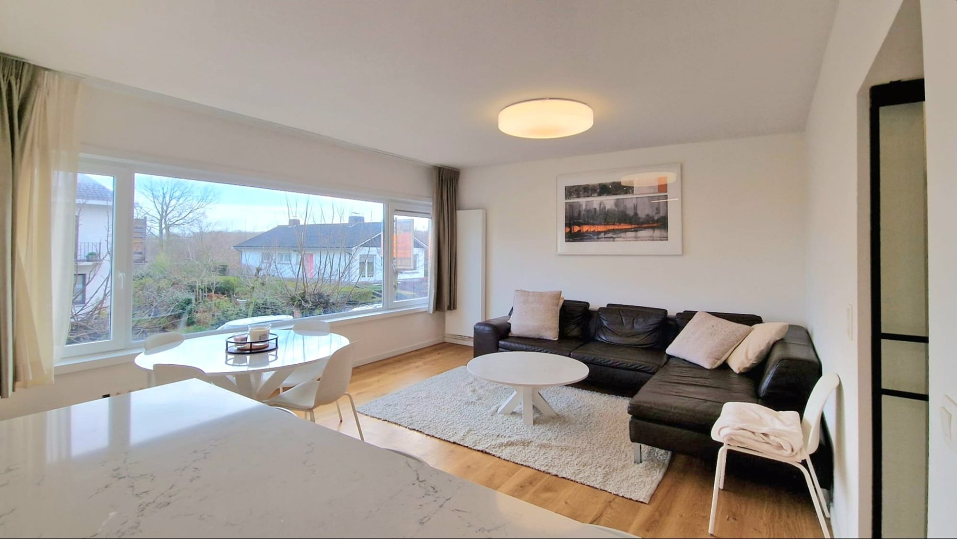 COMPLEET VERNIEUWD DRIE-SLAAPKAMERAPPARTEMENT GELEGEN IN EEN RUSTIGE STRAAT - VLAKBIJ DE DUINEN - OP 10 MINUTEN WANDELEN VAN HET STRAND EN DE WINKELSTRAAT VAN D - foto 2