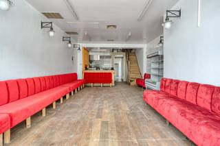 Met de komst van 2000 nieuwe woningen, de nabijheid van AP Hogeschool, Park Spoor Noord en het Sportpaleis, bevindt dit pand zich op dé plek waar dynamiek en potentieel samenkomen. De ideale locatie voor een bloeiende handelszaak – uw klanten staan hier letterlijk voor de deur!<br />Handelsruimte:<br />Ca. 150 m² gelijkvloerse handelsruimte met kelder<br />Perfect geschikt voor winkel, kantoor of horecazaak<br />Grote vitrine en uitstekende zichtbaarheid<br />Woning met aparte ingang:<br />De bovenliggende woning werd recent en smaakvol gerenoveerd, met een doordachte indeling die wonen en werken volledig scheidt.<br />1e verdieping: ruime leefruimte met eetkamer en open, volledig uitgeruste keuken<br />Tussenverdieping: stijlvolle badkamer met inloopdouche, ligbad, lavabomeubel en toilet<br />2e verdieping: 2 ruime slaapkamers<br />3e verdieping: 2 extra slaapkamers, beide met toegang tot een badkamer met douche en toilet<br />Waarom dit pand?<br />Commerciële toplocatie met sterk groeiend potentieel<br />Comfortabele gezinswoning met moderne afwerking<br />Ideale combinatie van ondernemen en wonen<br />Mis deze zeldzame opportuniteit niet – contacteer ons vandaag nog voor meer informatie of een bezichtiging!