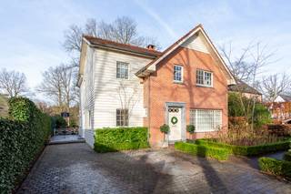 Deze prachtige villa is gelegen op toplocatie, de tuin is grenzend aan een natuurgebied met paarden weide. Via de inkomhal met gastentoilet toegang tot het afzonderlijk bureau. Hier ook toegang tot de uiterst gezellige living met open-haard. Aanpalend de ruime eetkamer met zicht op de fantastische tuin, binnen en buiten zijn hier één. Hier openslaande vensterdeuren naar het riante zonne-terras. De tuin heeft een ver-zicht en geeft uit op natuurgebied met paarden weide. Hier is het zalig vertoeven!!! Vanuit de eetkamer toegang naar de zeer functionele was plaats en bijkeuken. Er is een lumineuze volledig uitgeruste grote keuken met ontbijthoek. Hier een extra zij-inkom. Op de verdieping is er een gezellige overloop met toegang tot 3 slaapkamers en een douchekamer. Er is een master-bedroom met dressing. Een grote badkamer met losstaand ligbad, douche, dubbele lavabo en handdoek-droger. De villa heeft een bijgebouw voor fietsen en tuingerief,... Er is bestrating, een oprit, mooi ruim terras, volledig omheind, aangelegde tuin, automatische poort. De villa is één geheel, er is één stijl doorheen de villa waardoor het uiterst gezellig is. Opgebouwd uit kwaliteitsvolle, duurzame materialen. Kortom , dit is een topeigendom ideaal voor een familie die stijlvol wil wonen ! cv installatie 2022, Epc 161kWh/m2 label B, AREI CONFORM. Meer info: www.domus-immobilien.be of bel Irene : 0475/653581
