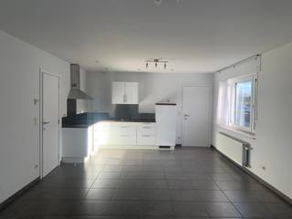 OPGEFRISTE HALFOPEN BEBOUWING IN EEN ZEER RUSTIGE STRAATDeze halfopen bebouwing is gelegen in een zeer rustige straat. De woning is volledig...