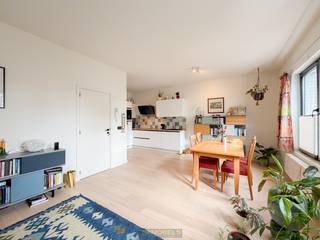 <span><span><strong>1ste bezoekdag dinsdag 30 juni! Inschrijven kan via www.nobels.be onder referentienummer 4388739.</strong></span></span><br /><br />INSTAPKLAAR APPARTEMENT met 2 SLAAPKAMERS, gelegen in een KLEINSCHALIGE RESIDENTIE nabij het CENTRUM van Gent. Het gebouw onderging een TOTAALRENOVATIE in 2021, waardoor u hier geniet van HEDENDAAGS WOONCOMFORT, een KWALITATIEVE AFWERKING (parket, HR-beglazing,...) en een GUNSTIG EPC-LABEL B. De ligging vormt een ABSOLUTE TROEF. Gelegen in een VERKEERSLUWE STRAAT, op WANDELAFSTAND van station Gent-Dampoort, winkels, scholen, horeca en openbaar vervoer, combineert dit appartement een RUSTIGE WOONOMGEVING met een UITSTEKENDE BEREIKBAARHEID.<br />De indeling gaat als volgt: via de gemeenschappelijke inkomhal betreedt u de lichtrijke leefruimte met ingerichte open keuken. Aansluitend geeft de nachthal toegang tot een ingerichte badkamer en 2 volwaardige slaapkamers, waarvan één beschikt over een knus terras.<br />Op het gelijkvloers heeft u bovendien toegang tot een gemeenschappelijke fietsenberging en een afgesloten kelderberging, wat zorgt voor extra praktisch comfort in een stedelijke omgeving.<br /><br />Adres: Kazemattenstraat 30 te Gent<br /><br />EPC: 173kWh/m², G-score en P-score A, Bestuursmaatregelen in het maatregelenregister: Neen