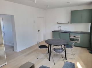 <p><span>BRUXELLES - Sainte-Catherine : Magnifique appartement meublé d'une chambre dans un immeuble entièrement rénové. </span></p><p><span> </span></p><p><span>Cet appartement est situé au 4e étage dans une rue calme du quartier animé de Sainte-Catherine. </span></p><p><span>À quelques pas, vous trouverez des boutiques branchées dans la rue Antoine Dansaert et les meilleurs cafés et restaurants (Henri, Nightshop, Kline, Jayu, Noordzee) dans les rues environnantes. </span></p><p><span>Profitez de la vie urbaine animée de Bruxelles dans un appartement entièrement rénové (fenêtres, isolation, nouvelle chaudière, cuisine, salle de bains, parquet) avec un mobilier de grande qualité. </span></p><p><span>Disponible immédiatement !</span></p><p><span> </span></p><p><span>DESCRIPTION :</span></p><p><span>Pièce à vivre ouverte avec parquet et coin repas. </span></p><p><span>Coin salon avec armoire encastrée.  </span></p><p><span>Cuisine ouverte moderne et entièrement équipée avec tous les appareils électroménagers. </span></p><p><span>Chambre avec lit double et salle de douche séparée avec WC. </span></p><p><span>Débarras avec lave-linge/sèche-linge. </span></p><p><span> </span></p><p><span>PARTICULARITÉS :</span></p><p><span> </span></p><p><span>- Charges communes : 100 €/mois (provision pour le chauffage + eau)</span></p><p><span>- Emplacement de choix </span></p><p><span>- Entièrement rénové </span></p><p><span>- Mobilier haut de gamme </span></p><p><span>- Disponible immédiatement </span></p><p><span> </span></p>