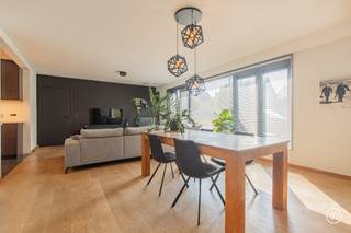 <p>In het landelijke en rustige Sint-Amands vinden we dit ruim appartement terug, gelegen op de gelijkvloerse verdieping van de residentie Scheldemolens. Het appartement beschikt over een uitstekende locatie, op wandelafstand van scholen, winkels en openbaar vervoer. Bovendien bevindt het appartement zich vlak aan de Schelde, waar je een aangename wandeling kan gaan maken.<br /><br />Via de inkomhal met ingemaakte kasten, bereiken we enerzijds het gastentoilet en anderzijds de ruime leefruimte met aansluitend een volledig geïnstalleerde keuken. De keuken werd recent vernieuwd en zal ook nog volledig afgewerkt worden. Verder biedt de keuken de toegang naar een praktische berging.<br /><br />Verder vinden we drie slaapkamers terug waarvan één met aansluitend een badkamer voorzien van douche in bad en dubbele lavabo. De tweede badkamer is voorzien van een douche en lavabo. Een tweede toilet kunnen we terugvinden in de nachthal. <br /><br />De raampartijen in de leefruimte geven toegang tot het terras aan de voorkant.<br /><br />Het appartement beschikt over een tweede terras. Vanop dit terras heb je zicht op de gemeenschappelijke tuin.<br />Genieten van een aperitief was nog nooit zo aangenaam.<br /><br />Heb je interesse in dit gelijkvloers appartement met drie slaapkamers en twee terrassen?<br />Neem gerust contact op via roy@julimmo.be of 0498 62 74 71.</p>