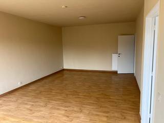 <p>Ruim appartement met 2 slaapkamers en garage te huur in Stabroek</p><p>Berkenlaan 62, 2940 Stabroek</p><p>Dit aangename appartement van ongeveer 85 m² is gelegen op de 3de verdieping en beschikt over een praktische indeling met 2 slaapkamers. Dankzij de garage en extra opbergruimte biedt het appartement bovendien heel wat comfort en bergruimte.</p><p>Indeling en voorzieningen</p><p>* Ruime leefruimte<br />* 2 slaapkamers<br />* Keuken<br />* Badkamer<br />* Aparte ruimte/voorziening voor een wasmachine<br />* Extra opbergruimte<br />* Eigen garage<br />* Gelegen op de 3de verdieping</p><p>Huurprijs</p><p>€920 per maand</p><p>Gemeenschappelijke kosten voor gas en water: €130 per maand</p><p>Totale maandelijkse kost: €1.050</p><p>📍 Adres: Berkenlaan 62, 2940 Stabroek</p>