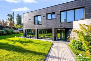 Deze luxueuze villa bevindt zich op een uiterst discrete locatie in de westrand van Brussel, op de grens van St. Agatha Berchem met Molenbeek.De...