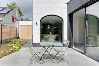 Deze prachtig afgewerkte woning door “LN-Living” combineert moderne luxe met functionele ruimtes en is gelegen in een doodlopende straat, wat...