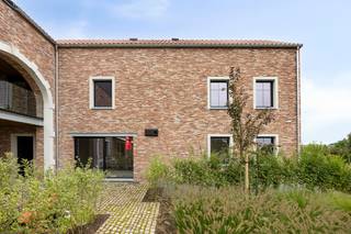 Dit knap gelijkvloers appartement met twee slaapkamers combineert nieuwbouwcomfort met een rustige, groene ligging. Dankzij het aansluitend terras...