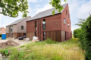 Op een boogscheut van de Lembeekse bossen, aan de Vierweegse richting Sleidinge, vinden we dit duurzame nieuwbouwproject terug van 4...